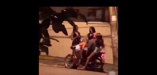  novinha bunda grande dano a bocetinha na rua com as amigas no boquete